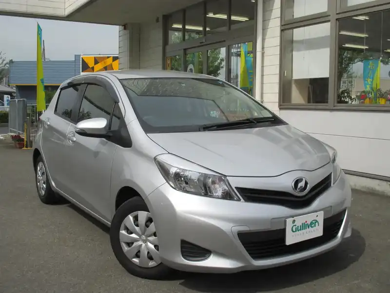 カタログ画像：ヴィッツ（VITZ） Ｆ スマイルエディション 2012年5月 DBA-KSP130 1000cc シルバーメタリック 燃費20.8km / l メイン（その他）