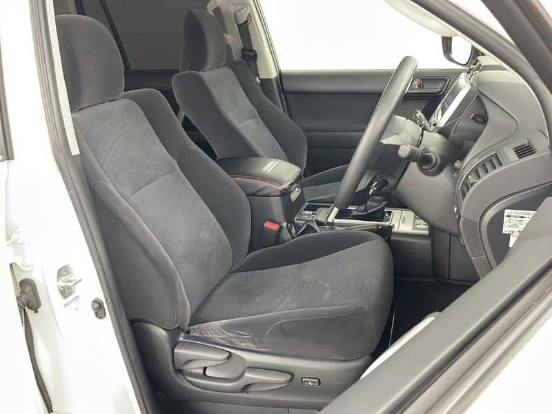 カタログ画像：ランドクルーザープラド（LAND CRUISER PRADO） ＴＸ 2022年8月 3BA-TRJ150W 2700cc ホワイトパールクリスタルシャイン 燃費8.3km / l フロント