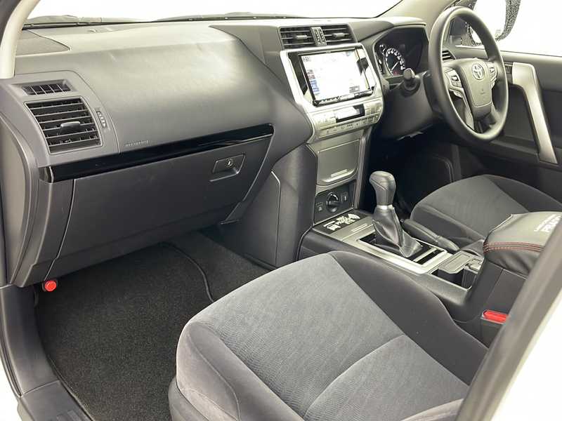 カタログ画像：ランドクルーザープラド（LAND CRUISER PRADO） ＴＸ 2022年8月 3BA-TRJ150W 2700cc ホワイトパールクリスタルシャイン 燃費8.3km / l フロント