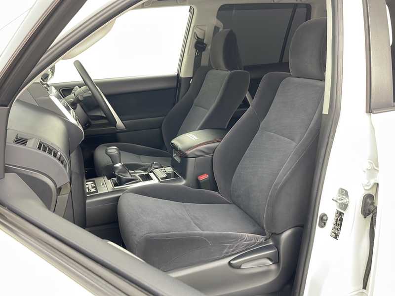 カタログ画像：ランドクルーザープラド（LAND CRUISER PRADO） ＴＸ 2022年8月 3BA-TRJ150W 2700cc ホワイトパールクリスタルシャイン 燃費8.3km / l フロント