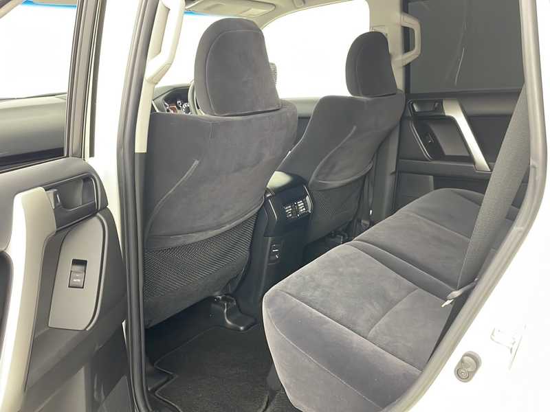 カタログ画像：ランドクルーザープラド（LAND CRUISER PRADO） ＴＸ 2022年8月 3BA-TRJ150W 2700cc ホワイトパールクリスタルシャイン 燃費8.3km / l バック