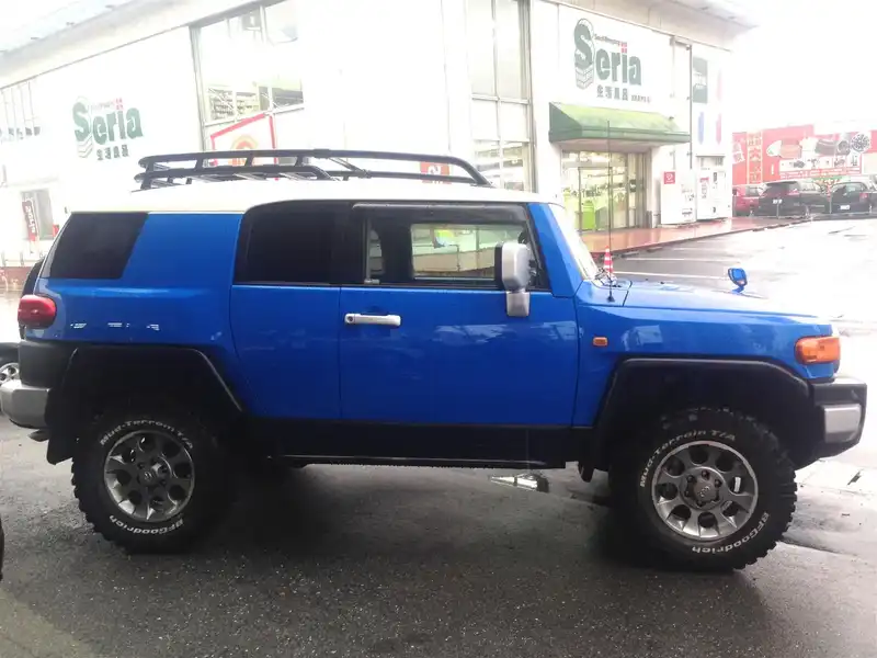 カタログ画像：ＦＪクルーザー（FJ CRUISER） ベースグレード 2010年12月 CBA-GSJ15W 4000cc ツートーン ブルー 燃費8.4km / l  外装