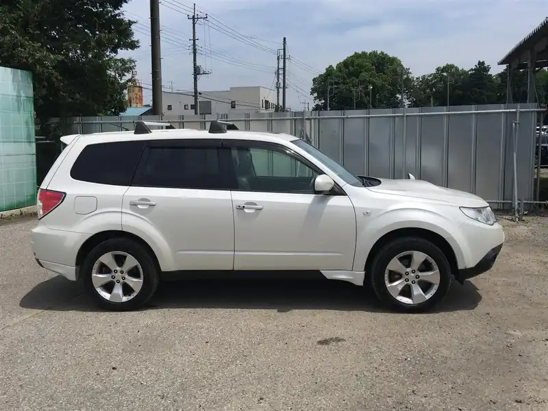 カタログ画像：フォレスター（FORESTER） ２．０ＸＴ ブラックレザーセレクション 2009年1月 CBA-SH5 2000cc サテンホワイト・パール 燃費12.2km / l  外装