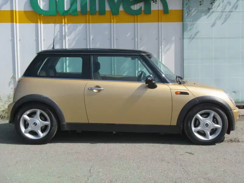 カタログ画像：ＭＩＮＩ（MINI） クーパー 2004年4月 GH-RA16 1600cc ソリッド・ゴールドメタリック 燃費14.4km / l  外装