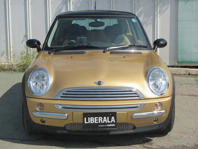 カタログ画像：ＭＩＮＩ（MINI） クーパー 2004年4月 GH-RA16 1600cc ソリッド・ゴールドメタリック 燃費14.4km / l  フロント