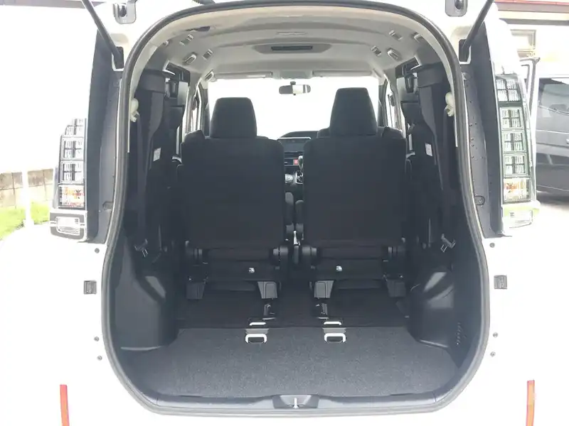 カタログ画像：ヴォクシー（VOXY） Ｘ サイドリフトアップシート装着車 2014年1月 DBA-ZRR80G 2000cc ホワイトパールクリスタルシャイン 燃費16.0km / l 内装