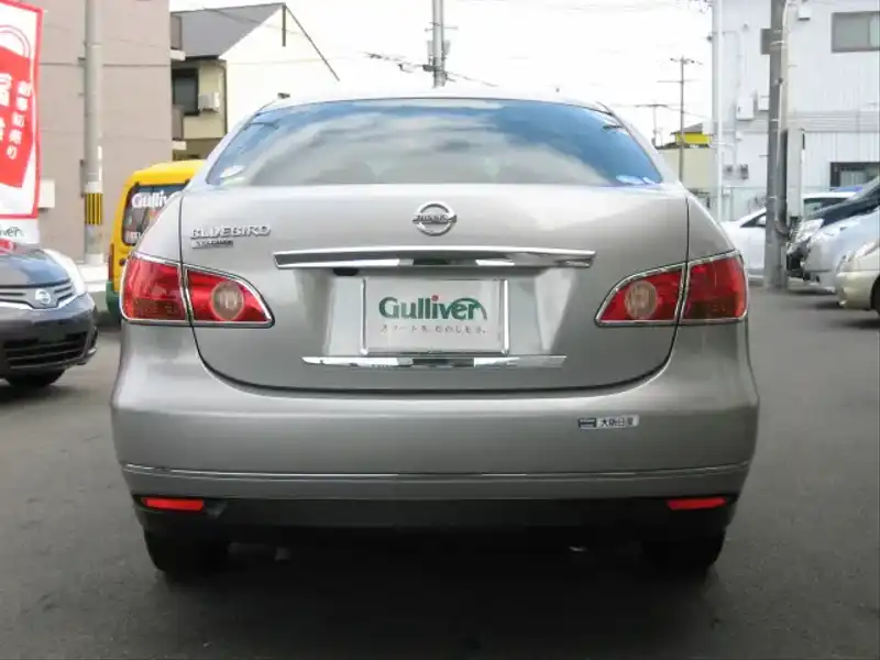 カタログ画像：ブルーバードシルフィ（BLUEBIRD SYLPHY） ２０Ｇ 2007年5月 DBA-KG11 2000cc ダイヤモンドシルバー（Ｍ） 燃費16.0km / l  バック