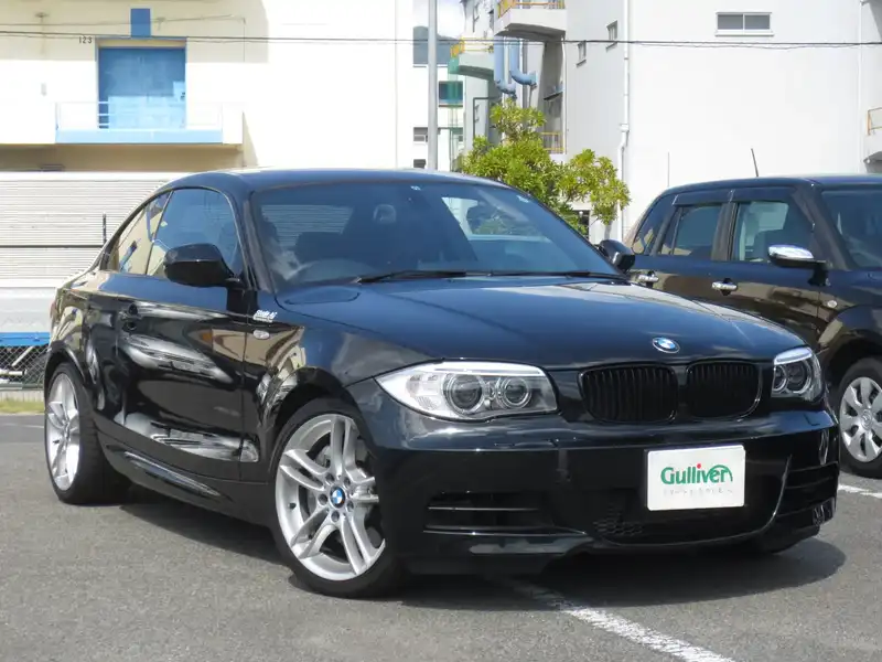 カタログ画像：１シリーズ（1 SERIES） １３５ｉ クーペ 2010年5月 ABA-UC30 3000cc ブラック・サファイア（メタリック・カラー） 燃費9.9km / l メイン