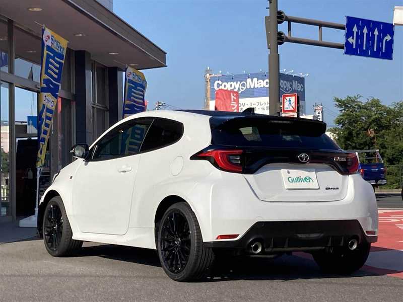 10149460 | カタログ画像：ＧＲヤリス（GR YARIS） ＲＳ ライトパッケージ 2022年4月 5BA-MXPA12 1500cc プラチナホワイトパールマイカ バック