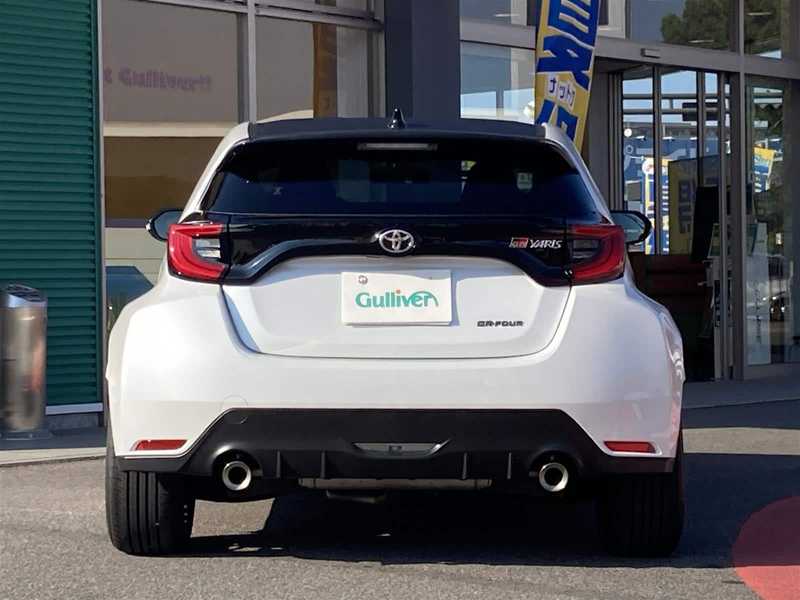 カタログ画像：ＧＲヤリス（GR YARIS） ＲＳ ライトパッケージ 2022年4月 5BA-MXPA12 1500cc プラチナホワイトパールマイカ 燃費18.2km / l バック