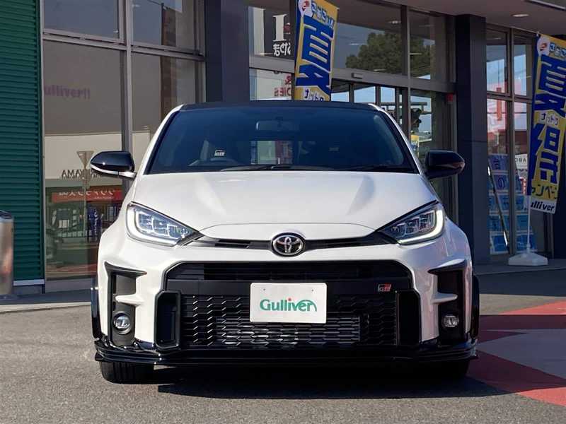 カタログ画像：ＧＲヤリス（GR YARIS） ＲＳ ライトパッケージ 2022年4月 5BA-MXPA12 1500cc プラチナホワイトパールマイカ 燃費18.2km / l フロント