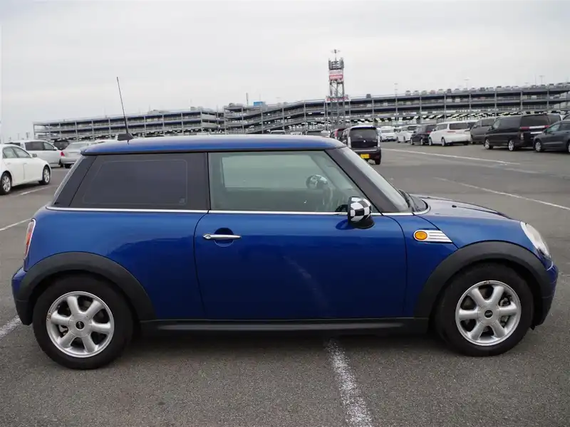 カタログ画像：ＭＩＮＩ（MINI） ワン 2009年5月 ABA-ME14 1400cc ライトニング・ブルー（メタリック） 燃費14.2km / l  外装