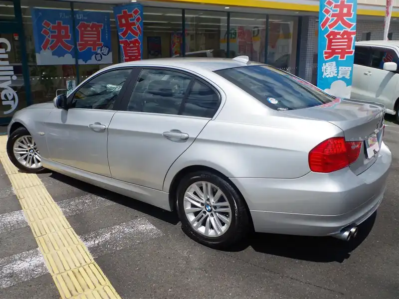 カタログ画像：３シリーズ（3 SERIES） ３３５ｉ 2010年5月 ABA-PM35 3000cc チタン・シルバー（メタリック・カラー） 燃費9.9km / l バック