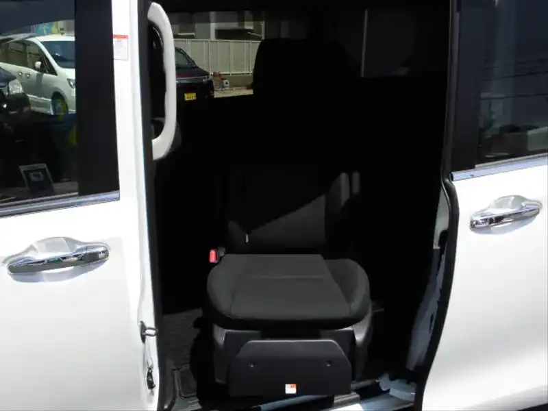 カタログ画像：エスクァイア（ESQUIRE） Ｘｉ サイドリフトアップシート装着車 2014年10月 DBA-ZRR80G 2000cc ホワイトパールクリスタルシャイン 燃費16.0km / l 内装