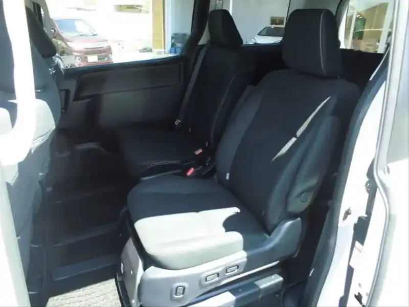 カタログ画像：エスクァイア（ESQUIRE） Ｘｉ サイドリフトアップシート装着車 2014年10月 DBA-ZRR85G 2000cc ホワイトパールクリスタルシャイン 燃費14.8km / l 内装