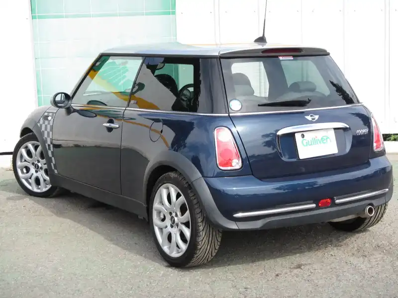カタログ画像：ＭＩＮＩ（MINI） クーパー チェックメイト 2006年2月 GH-RA16 1600cc スペース・ブルー（メタリック） 燃費11.6km / l  バック