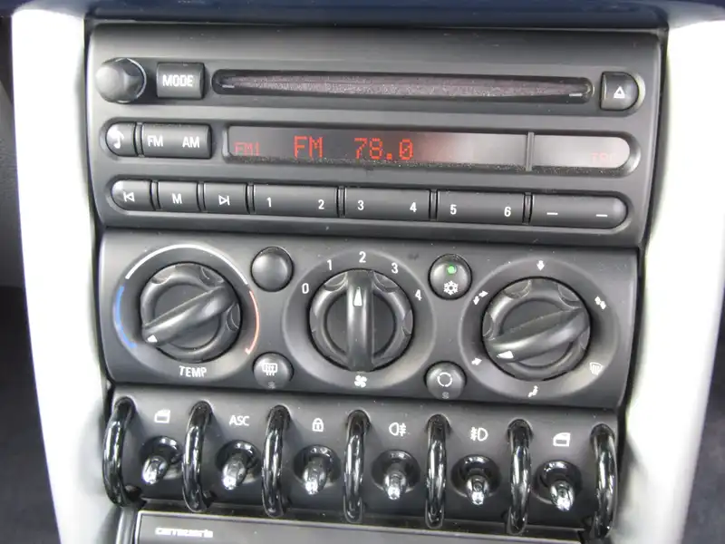 カタログ画像：ＭＩＮＩ（MINI） クーパー チェックメイト 2006年2月 GH-RA16 1600cc スペース・ブルー（メタリック） 燃費11.6km / l  内装