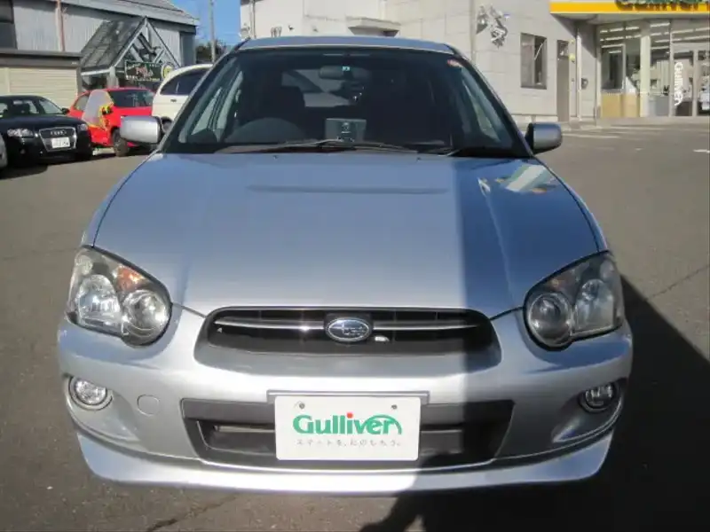 カタログ画像：インプレッサスポーツワゴン（IMPREZA SPORTS WAGON） １５ｉ ５０ｔｈアニバーサリー 2003年12月 LA-GG3 1500cc プレミアムシルバー・メタリック 燃費16.0km / l  フロント