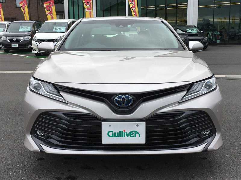 カタログ画像：カムリ（CAMRY） Ｘ 2018年8月 DAA-AXVH70 2500cc シルバーメタリック 燃費33.4km / l フロント