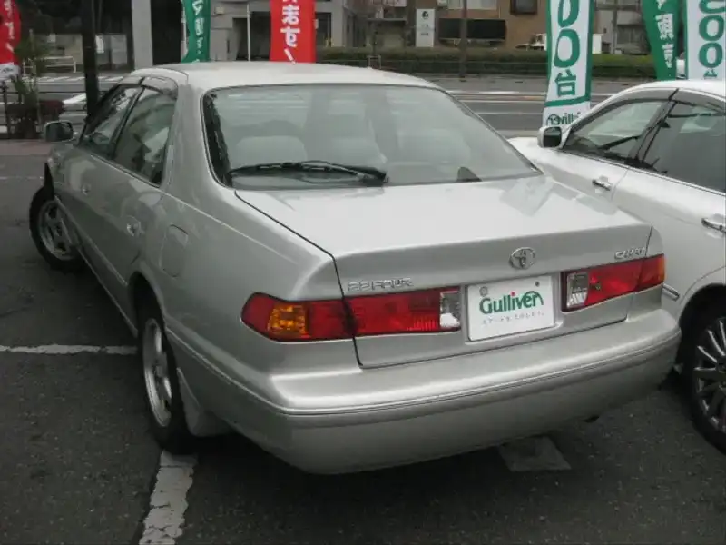 カタログ画像：カムリ（CAMRY） ２．２Ｆｏｕｒ Ｖセレクション 1999年8月 GF-SXV25 2200cc シルバーメタリック 燃費9.8km / l  バック