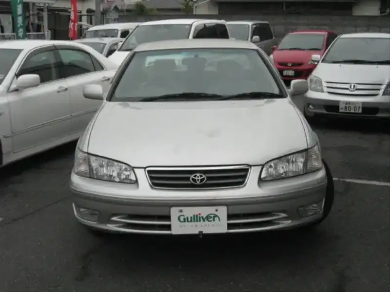 カタログ画像：カムリ（CAMRY） ２．２Ｆｏｕｒ Ｖセレクション 1999年8月 GF-SXV25 2200cc シルバーメタリック 燃費9.8km / l  フロント