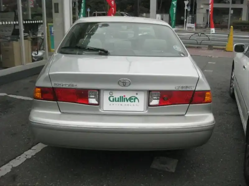 カタログ画像：カムリ（CAMRY） ２．２Ｆｏｕｒ Ｖセレクション 1999年8月 GF-SXV25 2200cc シルバーメタリック 燃費9.8km / l  バック