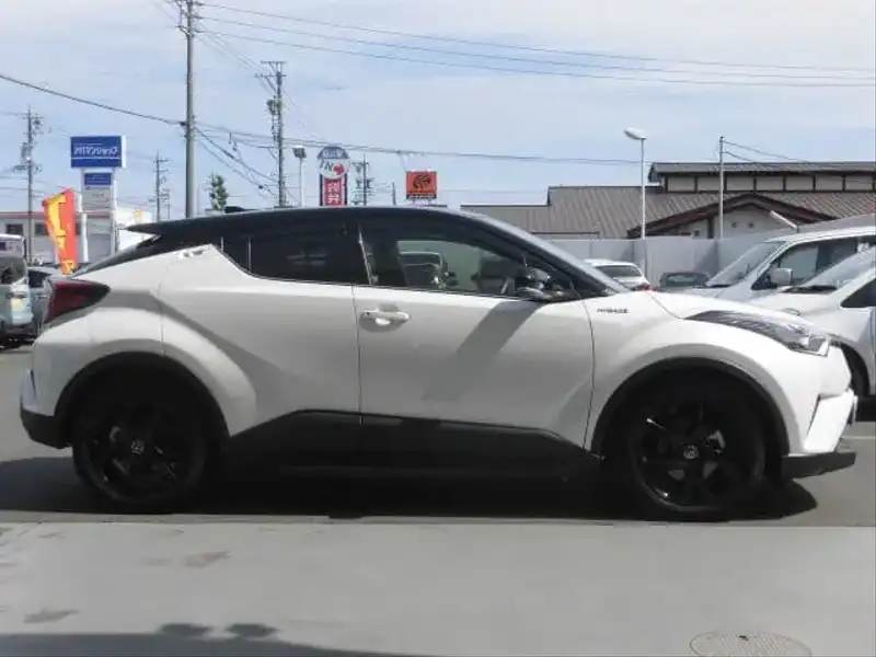 カタログ画像：Ｃ－ＨＲ（C-HR） Ｇ－Ｔ モード ネロ 2018年12月 DBA-NGX50 1200cc ホワイトパールクリスタルシャインorブラック×ホワイトパールクリスタルシャイン 燃費15.4km / l 外装