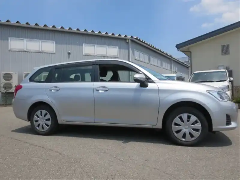 カタログ画像：カローラフィールダー（COROLLA FIELDER） １．５Ｘ 2014年4月 DBA-NZE161G 1500cc シルバーメタリック 燃費19.6km / l 外装