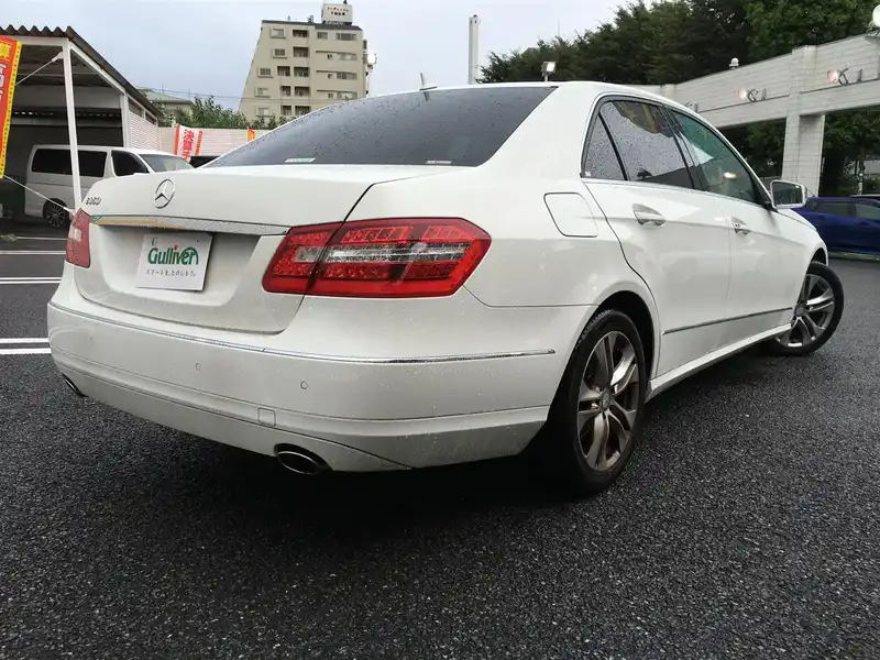 カタログ画像：Ｅクラス（E-CLASS） Ｅ３５０ アバンギャルド 2009年5月 DBA-212056C 3500cc カルサイトホワイト（Ｓ） 燃費9.5km / l  バック