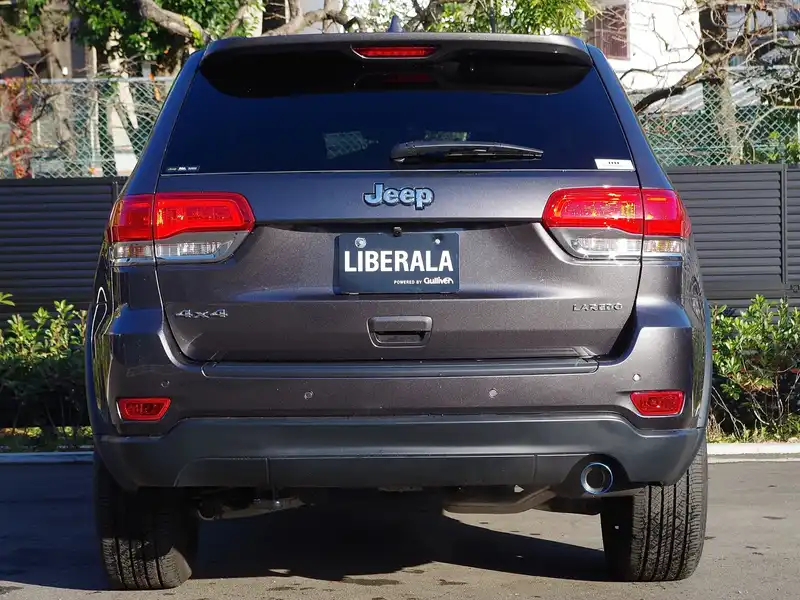 カタログ画像：ジープ・グランドチェロキー（JEEP GRAND CHEROKEE） ラレード 2015年7月 ABA-WK36T 3600cc グラナイトクリスタルメタリッククリアコート 燃費8.6km / l バック