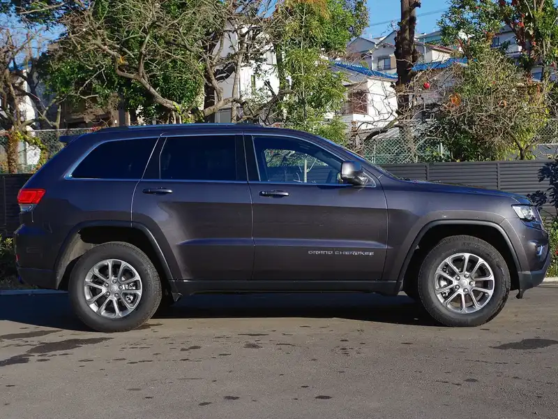 カタログ画像：ジープ・グランドチェロキー（JEEP GRAND CHEROKEE） ラレード 2015年7月 ABA-WK36T 3600cc グラナイトクリスタルメタリッククリアコート 燃費8.6km / l 外装