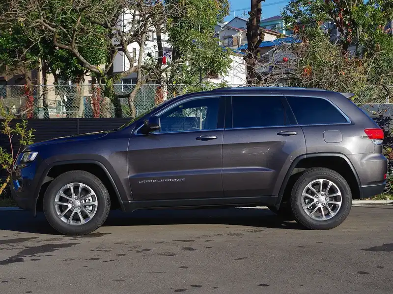 カタログ画像：ジープ・グランドチェロキー（JEEP GRAND CHEROKEE） ラレード 2015年7月 ABA-WK36T 3600cc グラナイトクリスタルメタリッククリアコート 燃費8.6km / l 外装