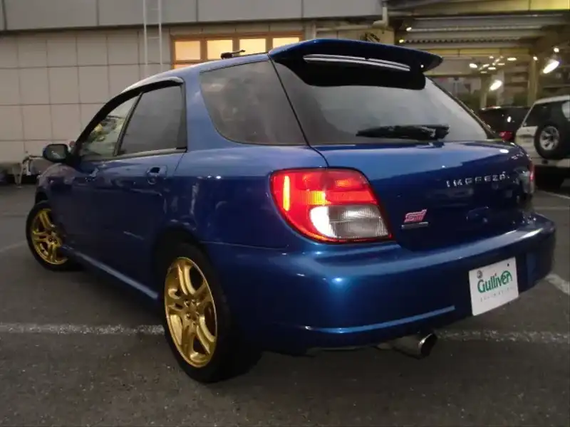 カタログ画像：インプレッサスポーツワゴン（IMPREZA SPORTS WAGON） ＳＴｉ 2001年9月 GH-GGB 2000cc ＷＲブルー・マイカ 燃費10.4km / l  バック