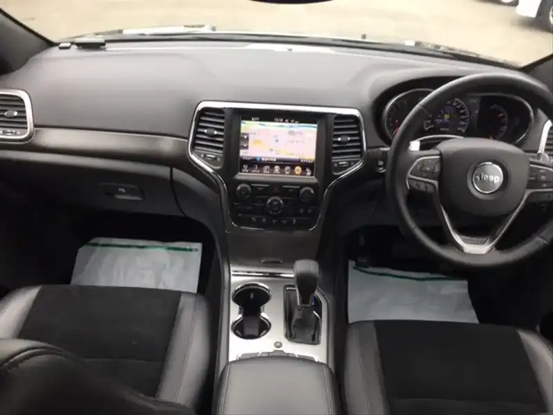 カタログ画像：ジープ・グランドチェロキー（JEEP GRAND CHEROKEE） アルティテュード 2019年12月 DBA-WK36TA 3600cc ダイアモンドブラッククリスタルパールコート 燃費9.6km / l 内装