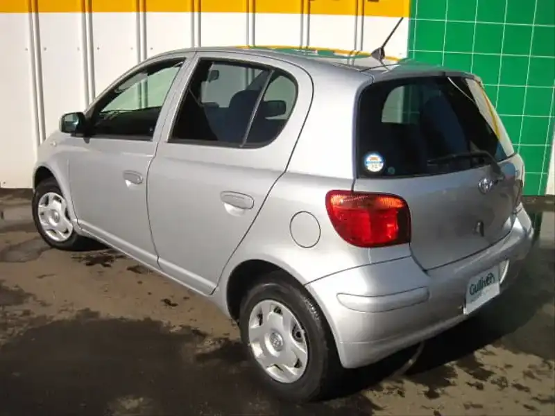 カタログ画像：ヴィッツ（VITZ） Ｆ Ｌパッケージ・スポーティエディション 2004年2月 CBA-SCP10 1000cc グレーメタリック 燃費19.6km / l  バック