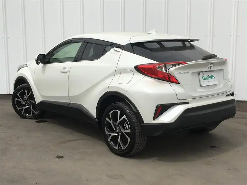 カタログ画像：Ｃ－ＨＲ（C-HR） Ｇ－Ｔ 2017年8月 DBA-NGX50 1200cc ホワイトパールクリスタルシャインorブラック×ホワイトパールクリスタルシャイン 燃費15.4km / l バック