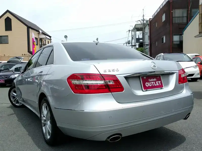 カタログ画像：Ｅクラス（E-CLASS） Ｅ３５０ アバンギャルド 2010年8月 DBA-212056C 3500cc パラジウムシルバー（Ｍ）orイリジウムシルバー（Ｍ） 燃費9.5km / l  バック