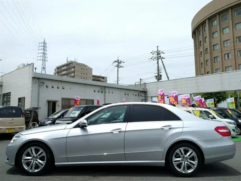 カタログ画像：Ｅクラス（E-CLASS） Ｅ３５０ アバンギャルド 2010年8月 DBA-212056C 3500cc パラジウムシルバー（Ｍ）orイリジウムシルバー（Ｍ） 燃費9.5km / l  外装