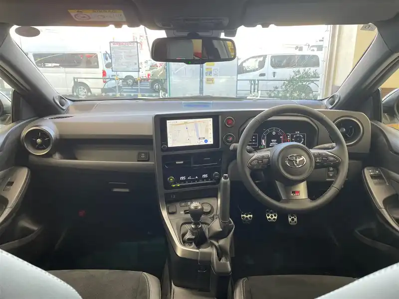 カタログ画像：ＧＲヤリス（GR YARIS） ＲＺ 2025年5月 4BA-GXPA16 1600cc プラチナホワイトパールマイカ 燃費12.4km / l 内装