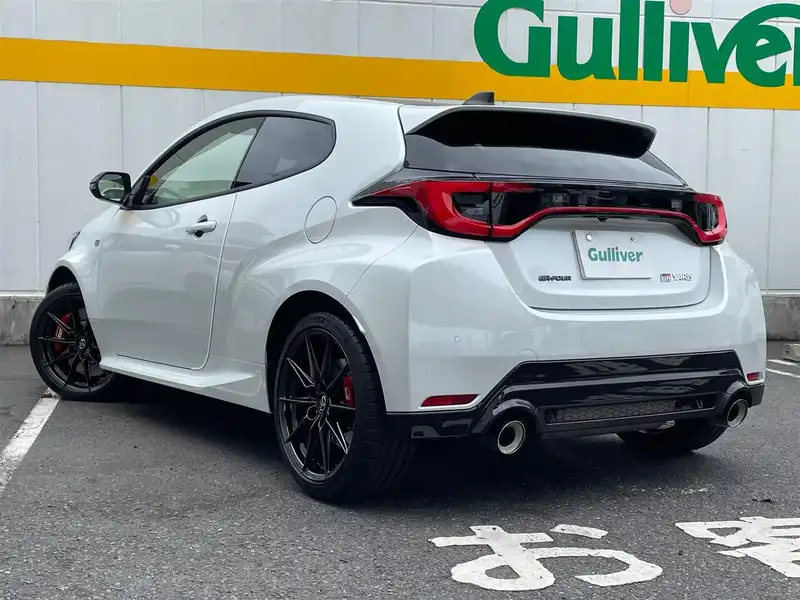 カタログ画像：ＧＲヤリス（GR YARIS） ＲＺ 2025年5月 4BA-GXPA16 1600cc プラチナホワイトパールマイカ 燃費12.4km / l バック