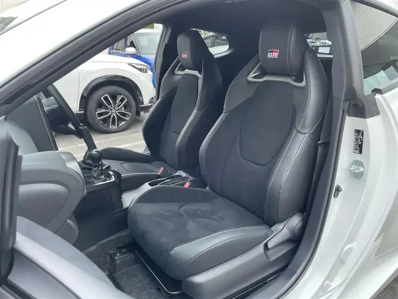 カタログ画像：ＧＲヤリス（GR YARIS） ＲＺ 2025年5月 4BA-GXPA16 1600cc プラチナホワイトパールマイカ 燃費12.4km / l 内装
