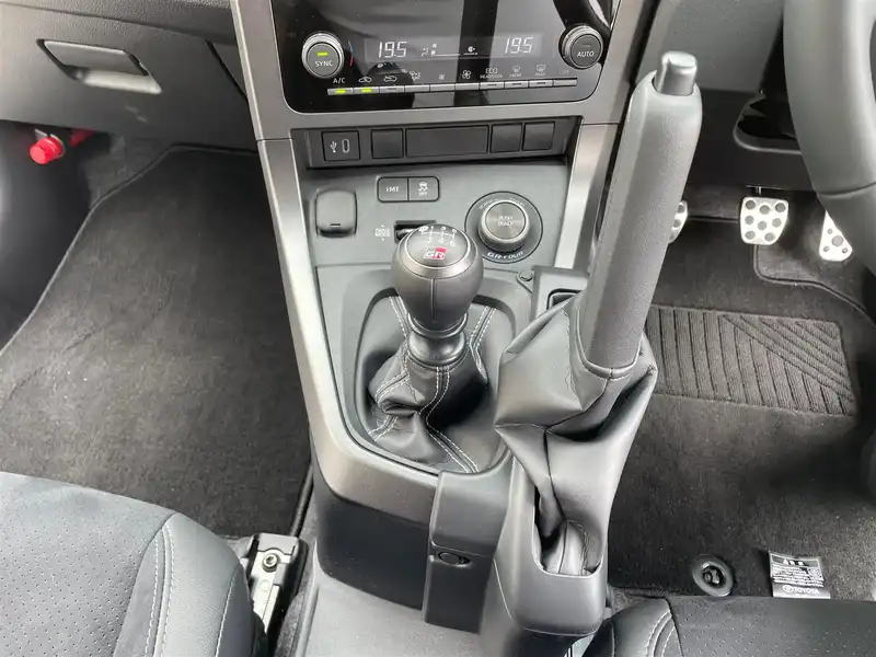 カタログ画像：ＧＲヤリス（GR YARIS） ＲＺ 2025年5月 4BA-GXPA16 1600cc プラチナホワイトパールマイカ 燃費12.4km / l 内装