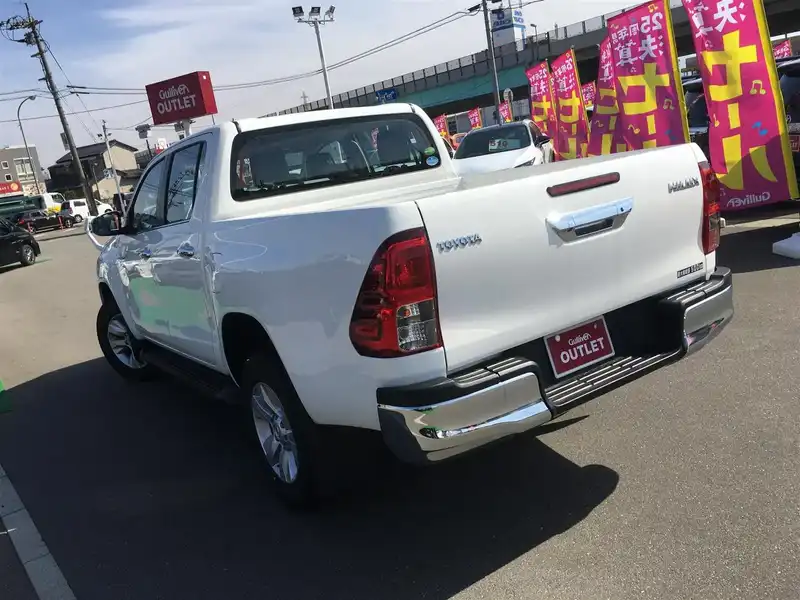 カタログ画像：ハイラックス（HILUX） Ｚ 2017年9月 QDF-GUN125 2400cc スーパーホワイトⅡ 燃費11.8km / l バック