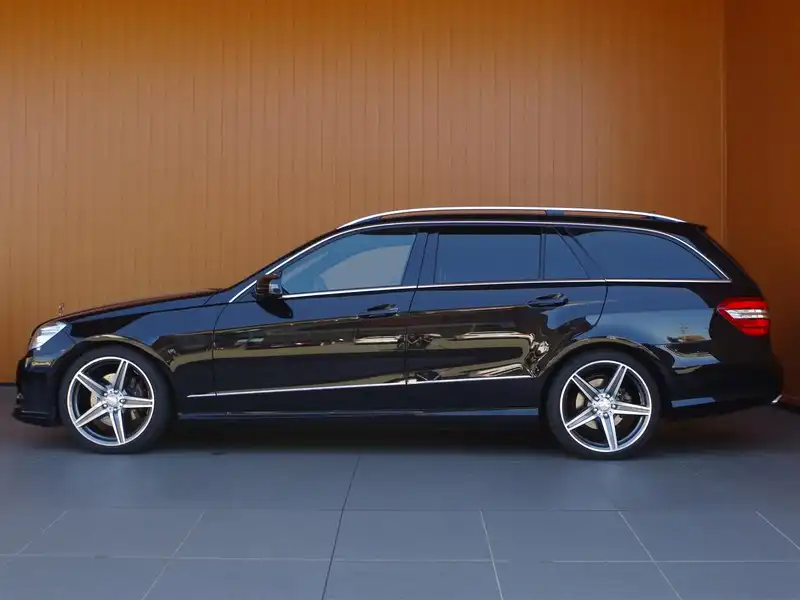 カタログ画像：Ｅクラスステーションワゴン（E-CLASS STATIONWAGON） Ｅ２５０ ブルーエフィシェンシー ステーションワゴン アバンギャルド ＲＳＰリミテッド 2013年1月 DBA-212247C 1800cc オブシディアンブラック（Ｍ） 燃費12.6km / l 外装