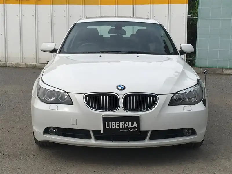 カタログ画像：５シリーズ（5 SERIES） ５３０ｉ 2005年9月 ABA-NE30 3000cc アルピン・ホワイトⅢ 燃費9.0km / l  フロント