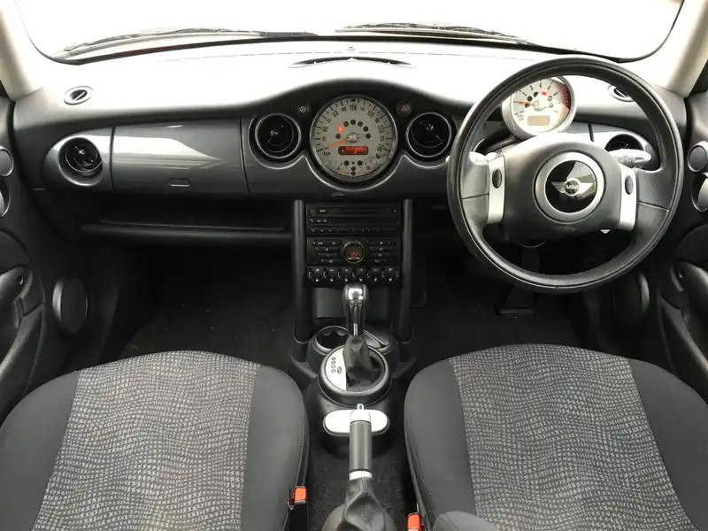 カタログ画像：ＭＩＮＩ（MINI） クーパー 2004年4月 GH-RA16 1600cc チリ・レッド 燃費14.4km / l  内装