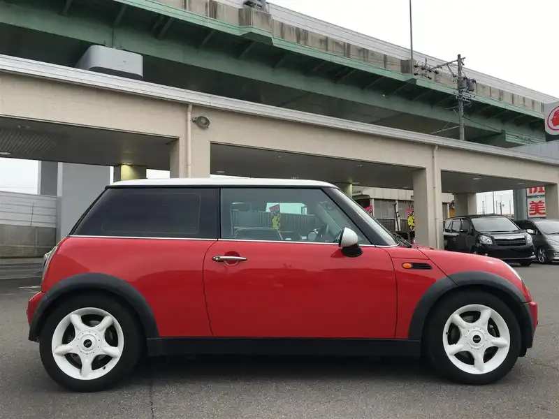 カタログ画像：ＭＩＮＩ（MINI） クーパー 2004年4月 GH-RA16 1600cc チリ・レッド 燃費14.4km / l  外装