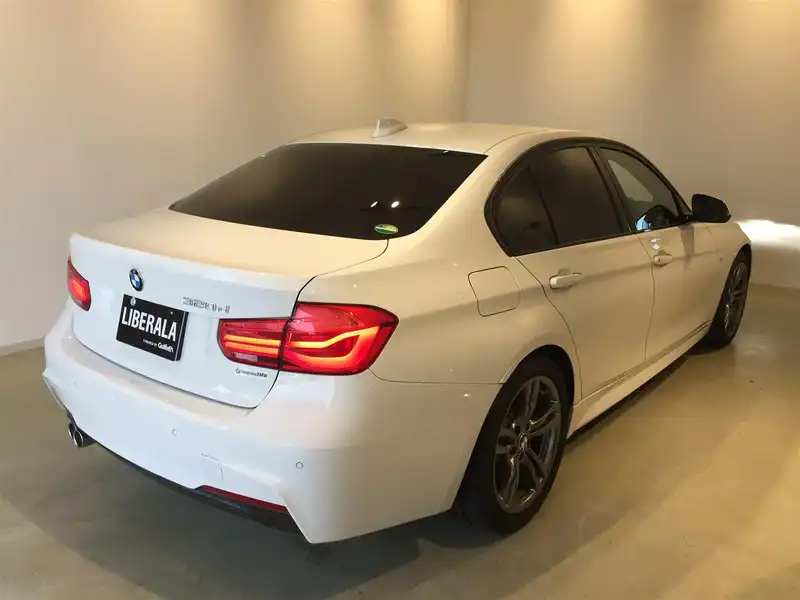 カタログ画像：３シリーズ（3 SERIES） ３２０ｄ セレブレーションエディション スタイルエッジ 2016年5月 LDA-8C20 2000cc アルピン・ホワイト 燃費21.4km / l バック