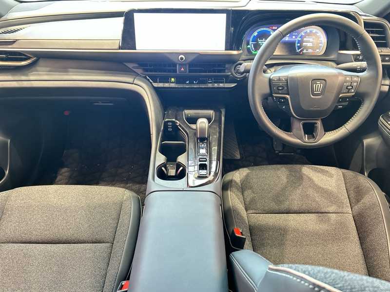 カタログ画像：クラウンクロスオーバー（CROWN CROSSOVER） Ｚ 2024年4月 6AA-AZSH35 2500cc プレシャスホワイトパールorブラック×プレシャスホワイトパール 燃費22.2km / l フロント