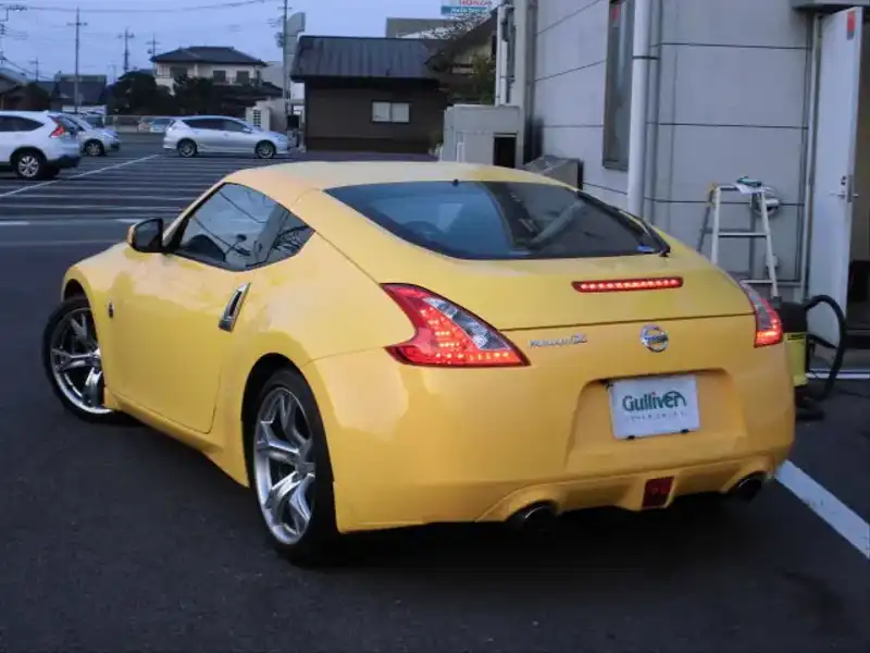 カタログ画像：フェアレディＺ（FAIRLADY Z） バージョンＳＴ 2008年12月 CBA-Z34 3700cc プレミアムアルティメイトイエロー 燃費9.5km / l  バック